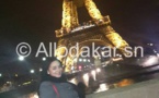 Thioro Balbaky pose devant la Tour Eiffel 