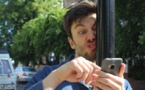 12 choses inévitables qui nous arrivent forcément quand on a un ami complètement accro à son smartphone !