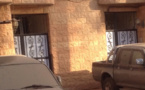 Cimetière de voitures devant un bâtiment officiel - Cela se passe au Sénégal !