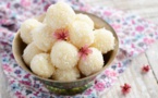 Vous raffolez des boules de coco ? Réalisez la recette en quelques minutes avec deux ingrédients seulement !
