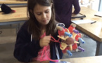 Cette fille née sans avant-bras gauche a créé une prothèse qui lance des paillettes