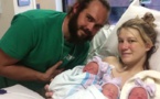 Une mère et un père posent pour une photo. Mais les médecins remarquent quelque chose d’inhabituel sur le visage de leurs trois bébés.