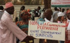 Les images du rassemblement des syndicats, parents d'élèves et élèves pour mettre fin aux grèves dans le système éducatif