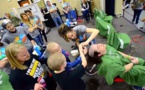 Les élèves d'une école se rasent la tête par solidarité pour leur amie qui souffre d'un cancer