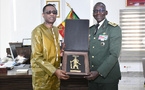 Photos / En prélude de la soirée de Gala des Armées : le général d’armée Mbaye CISSÉ, CEMGA, a reçu en audience le grand artiste Youssou NDOUR au camp Dial Diop, ce 26 décembre