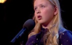 L’écolière est immobile sous les projecteurs. Mais lorsqu’elle commence, elle éblouit toute la salle