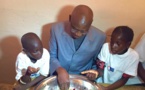 Lancement du Projet d'alimentation scolaire : Serigne Mbaye Thiam attablé avec des élèves de Mbilor