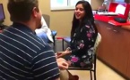 Alors qu'elle entend pour la première de sa vie, son petit-ami va la surprendre de la plus belle des manières.