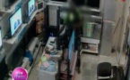 Vidéo-Un homme filmé en direct entrain de voler un téléphone dans un magasin