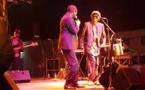 Cheikh Lô fête ses 40 ans de musique avec Youssou Ndour sur scène(Vidéo)
