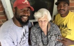 Ces 2 hommes regardent leur voisine de 93 ans dans son jardin. Ce qu’ils voient leur brise le coeur, alors ils décident d’agir.