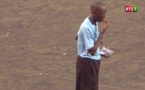 Vidéo - L’arbitre interrompt le match pour couper son jeûne