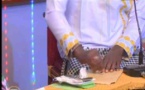 Ndiaga, le chroniqueur de Petit Dèj fabrique des billets de dix mille FCfa en plein direct... Regardez !