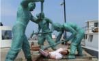 20 personnes qui se sont complètement lâchées en croisant une statue !