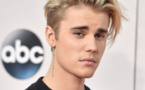 Justin Bieber : il tombe de scène à cause de son pantalon