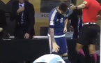 Vidéo insolite - Il entre sur le terrain et se prosterne devant Messi
