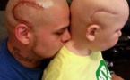 Il se fait tatouer la même cicatrice que son fils atteint d'un cancer pour le soutenir dans cette épreuve... Magnifique !