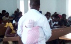 Bouaké : Pour faire cesser ses pleurs, un professeur porte l’enfant d’une étudiante pendant les examens