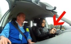 Une étudiante commence à écrire un SMS pendant une leçon de conduite... Regardez la réaction choquante et inattendue de son instructeur !