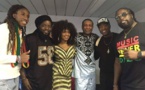 Youssou Ndour en compagnie des membres du groupe « Morgan Heritage »