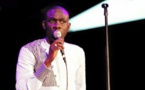 Pape Diouf très chic sur scène
