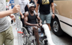 Arrêt sur image : Demba Bâ quittant l’hôpital sur une chaise roulante