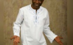 Youssou Ndour très classe en blanc