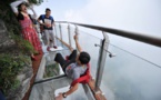 Un pont en verre à 300 mètres au-dessus du vide ? Pour ceux qui ont le vertige, c'est le pont le plus cauchemardesque du monde !