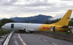 Un avion atterrit au mileu de la route à Bergame