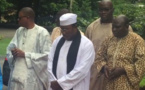 Serigne Mame Mor Mbacké prie sur la tombe de Mohammad Ali