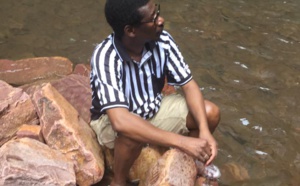 Photos : Le Professeur Mary Teuw Niane, en tic tic et short, très relax aux chutes de Dindifélo