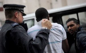 Italie : Un Sénégalais s'acharne sur un gamin avec une machette, un autre pisse sur des contrôleurs d'un bus