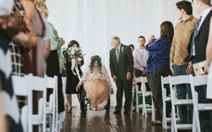 Lors de son mariage, une jeune mariée paralysée se lève miraculeusement de son fauteuil roulant pour s'avancer dans l'allée... La réaction des invités est magnifique !