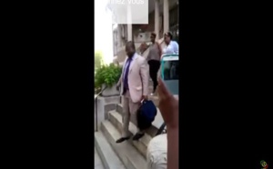 Vidéo : L’ambassadeur du Gabon aux Usa humilié par la foule ! Regardez
