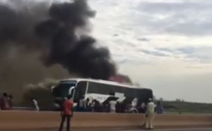 Un bus malien prend feu sur l'autoroute à péage!!!