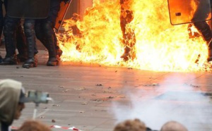Tensions en fin de cortège contre la loi Travail à Paris, un CRS brûlé à la jambe