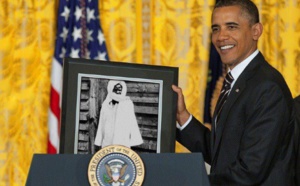 Obama tenant un portrait de Serigne Touba : Quand les internautes se moquent de la récupération ratée et la naîveté de Moustapha Diakhaté