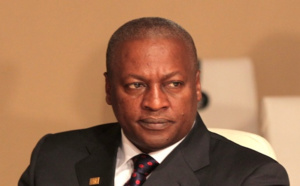 La vidéo polémique au Ghana : le Président ghanéen qui donne de l’argent à la foule