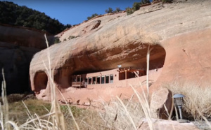 Un couple construit une maison incroyable au coeur d’un canyon