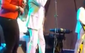 Vidéo: Youssou Ndour et Abiba chantent '' Seven second''