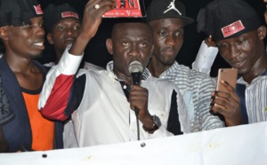 Pape Diouf féte l'anniversaire de son idole Youssou Ndour au Bloowy... Regardez!