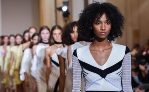Photo : Aiden, la fille de Katoucha, défilait hier pour la première fois à Paris pour Roland Mouret