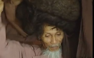 Vidéo : cet homme a la plus immense chevelure au monde qu’il n’a ni coupée depuis 50 ans, ni lavée depuis 11 ans. Regardez…