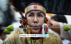 Vidéo:  : découvrez les extrêmes piercings jamais vus au festival végétarien de Pukhet