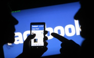 Sans le savoir, un père et sa fille s’échangent des photos nues sur Facebook