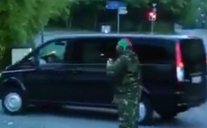 Vidéo: Il crie au scandale devant l'hôtel où est logé SE Paul Biya