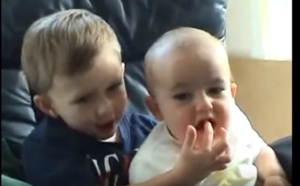 Vidéo : quand bébé mord les doigts de son frère et se marre