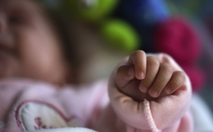 Mort subite du nourrisson : coucher l’enfant dans la chambre parentale réduit les risques