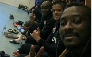 Dame Ndoye dans les vestiaires avec ses coéquipiers!!!