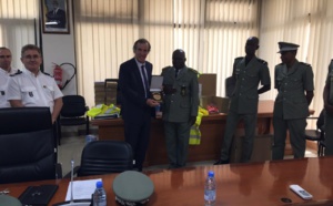 Son excellence l'Ambassadeur  de la France Christophe Bigot remet du matériel à la douane sénégalaise